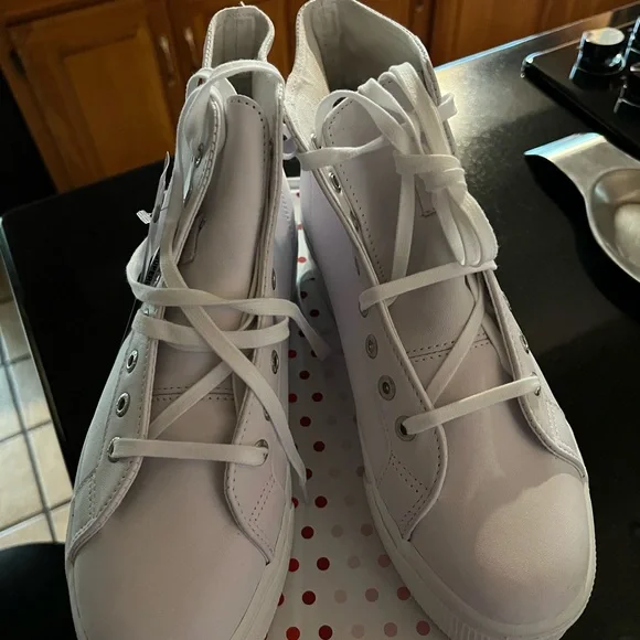 Women’s Size 10 US Superga leather white high top shoes - Picture 4 of 4